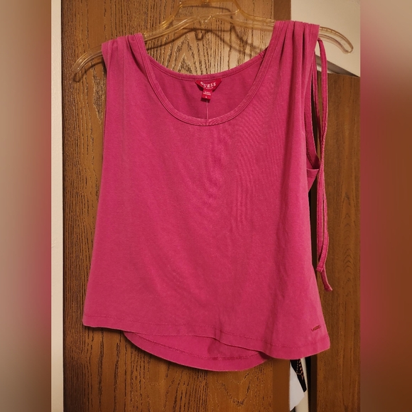 Guess Tops - Guess ☃️Pink Cropped Top Size L NWT